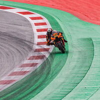 El deporte es mejor sin videoarbitraje, o al menos eso piensa un alto cargo de MotoGP. ¿Adiós a los límites de pista? 