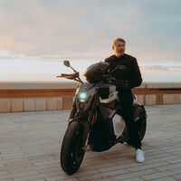 Cuando un bicampeón de Fórmula 1 crea su moto eléctrica. Mika Häkkinen saca una edición que roza los 100.000 euros
