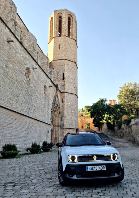 Renault 4 E-Tech eléctrico junto al Monasterio de Pedralbes