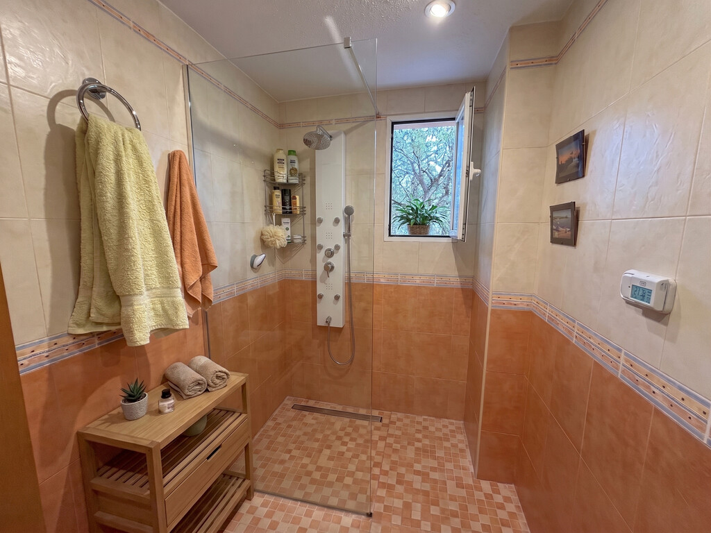 Hay una opción mejor que las mamparas y cortina de baño. Es tan buena que es la que usan los hoteles