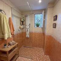 Hay una opción mejor que las mamparas y cortina de baño. Es tan buena que es la que usan los hoteles