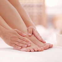 Pies y piernas hinchados en el postparto: cómo aliviarlos 