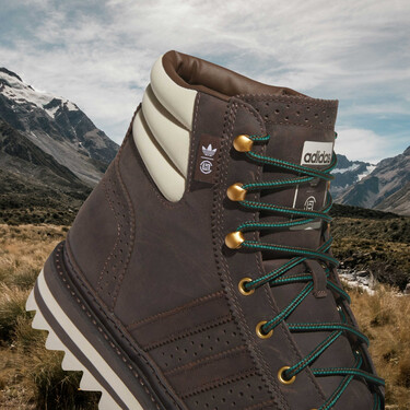 Parecen unas zapatillas retro, pero estas botas de Adidas y CLOT se inspiran en el senderismo en clave vintage para elevar tu look a la altura de las montañas 