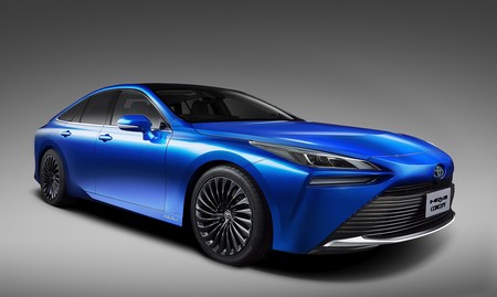 De patito feo a cisne: el nuevo Toyota Mirai será un coche de hidrógeno con un 30% más de autonomía y mucho más agraciado
