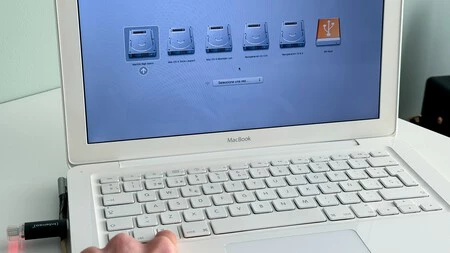オレンジ色のペンドライブを選択して Mac に ChromeOS Flex をインストールします