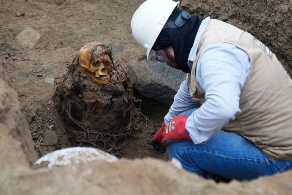 Alguien estaba excavando para reparar una tubería de gas. Terminaron encontrando una momia de 1,000 años de antiguedad