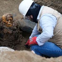 Alguien estaba excavando para reparar una tubería de gas. Terminaron encontrando una momia de 1,000 años de antiguedad