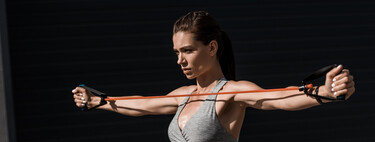 Una rutina para entrenar tus bíceps y tríceps en casa con mancuernas y gomas elásticas 