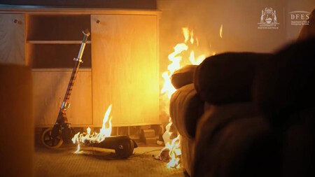 Patinete incendiado en una casa