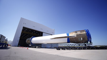 La primera etapa del cohete New Glenn volviendo a la fábrica