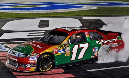 Matt Kenseth vence en Charlotte y se mete en la lucha por el título