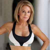 Liz Hilliard, 72 años, entrenadora: "Estos son los 6 ejercicios de fuerza que practico para estar en mejor forma que a los 40" 