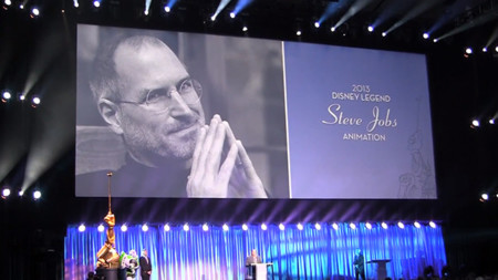 John Lasseter recoge con un emotivo discurso el premio Disney Legends dedicado a Steve Jobs