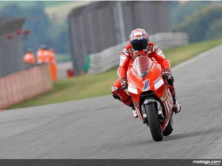 Casey Stoner es demoledor