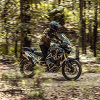 ¡Cuidado maxitrail! Ricky Carmichael se pone a los mandos de la nueva Triumph Tiger 1200 y dice que se maneja de lujo