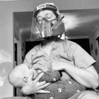 Esta foto de una enfermera de la UCI dando el pecho a su hijo ilustra a las madres trabajadoras en tiempos de coronavirus