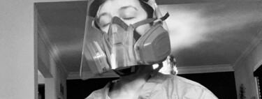 Esta foto de una enfermera de la UCI dando el pecho a su hijo ilustra a las madres trabajadoras en tiempos de coronavirus