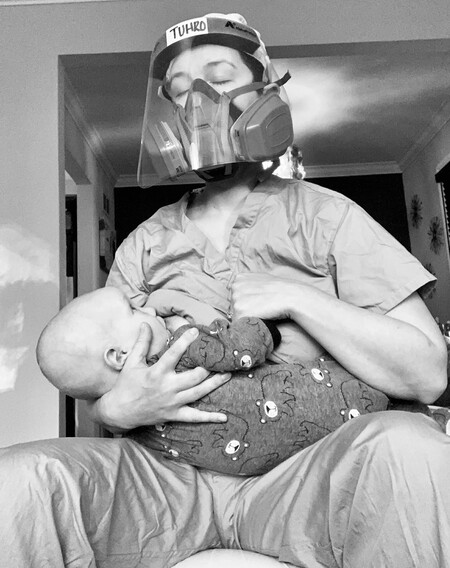 Esta foto de una enfermera de la UCI dando el pecho a su hijo ilustra a las madres trabajadoras en tiempos de coronavirus