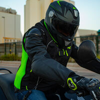 Desde julio será obligatorio usar airbag para el carnet de moto. El problema es que las autoescuelas están obligando a los alumnos a llevarlo de casa, y encima han subido el precio 