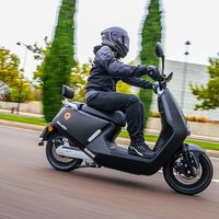 Ya puedes comprar el distintivo medioambiental de la DGT sin salir de casa en Amazon o Correos