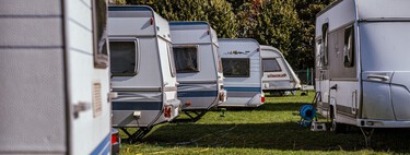 Pensaban solo ahorrar dinero: vivir en una caravana en el jardín de la suegra les ha cambiado la visión de la pareja, el confort y la felicidad 