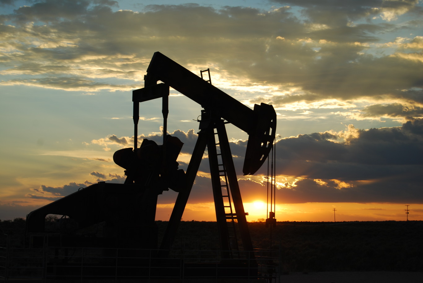 El precio de la gasolina no baja tanto como el del petróleo pero tiene una explicación 