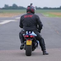 El hombre más fuerte del mundo en una moto de 370 CV versus un expiloto de MotoGP: Drag race épica