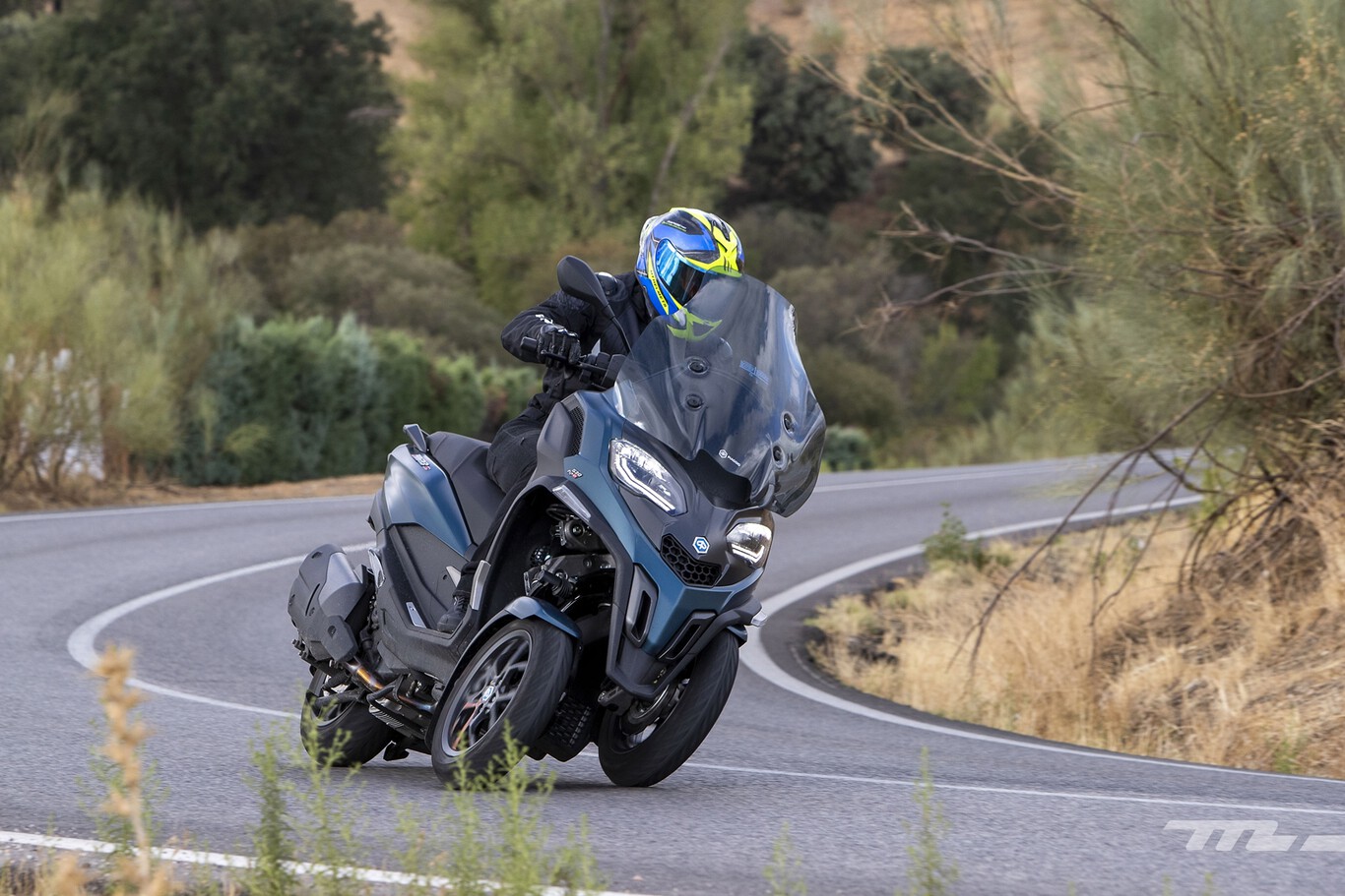 Probamos el Piaggio MP3 530: el mismo scooter para el carnet de coche de siempre ahora se mueve mejor y está más equipado que nunca