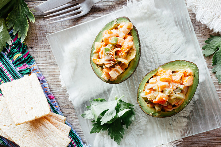 Aguacates rellenos de ensalada de surimi. Receta fácil