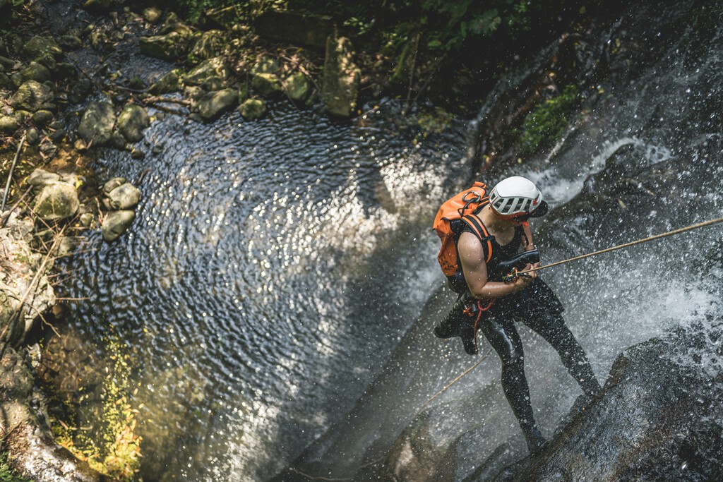 Las sandalias antideslizantes y resistentes al agua que necesitas para tus aventuras al aire libre este verano, tienen rebaja en Decathlon 