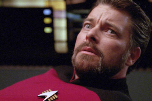 Hay un vídeo de Star Trek con millones de visitas que reúne todas las veces que este personaje se sienta así en TNG, ¿conoces ya la "maniobra Riker"?