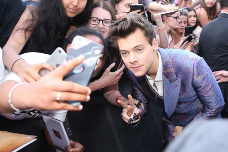 Harry Styles cambia a Gucci por Alexander McQueen en un colorido look para los premios ARIA