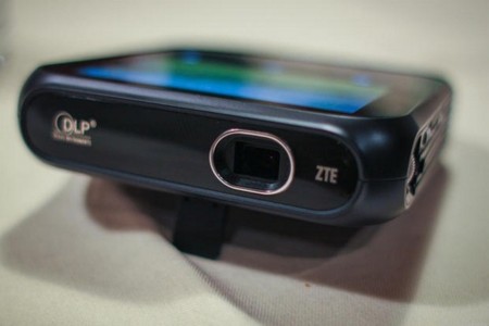 ZTE pone a la venta LivePro, su hotspot WiFi con función de proyector HD