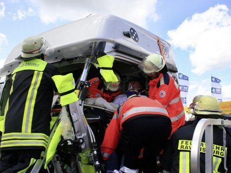 Hojas de rescate en el coche, más velocidad de reacción para los bomberos