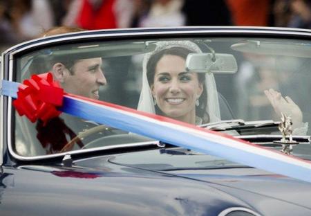 El príncipe Guillermo y Kate Middleton: definitivamente la vida sobre un Aston Martin se ve mejor