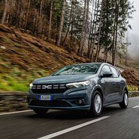 Gasolina, barato y sin lujos innecesarios: la radiografía del coche más vendido de España que sigue triunfando