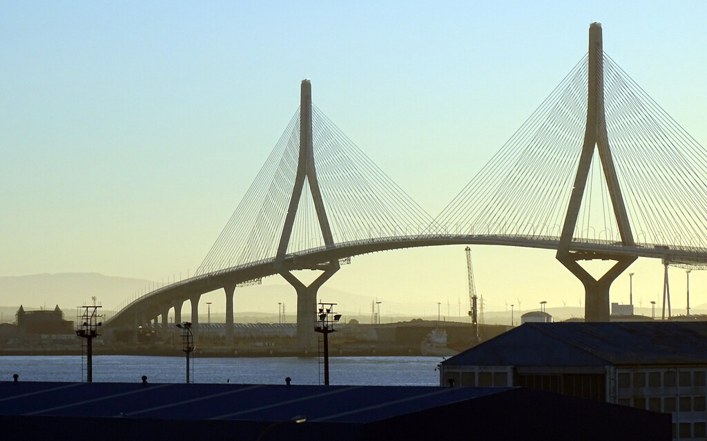 Uno de los puentes más imponentes de Europa está en Cádiz, tiene un tramo de quita y pon y el mayor vano de España
