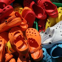 La industria de la moda se obsesionó con un zapato de goma que despreciaba: Crocs entendió antes que nadie que era un meme