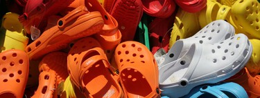 La industria de la moda se obsesionó con un zapato de goma que despreciaba: Crocs entendió antes que nadie que era un meme
