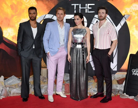 Estilazo en la premiere de The Gray Man: Ryan Gosling, Regé-Jean Page y Chris Evans defienden tres grandes looks de verano