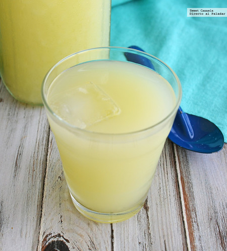Agua de limón amarillo con epazote