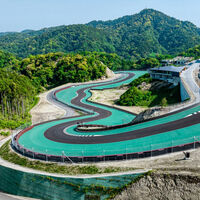 Este multimillonario quería un circuito privado y ha talado una montaña para construírselo. Ahora tiene el Disneyland de los petrolheads