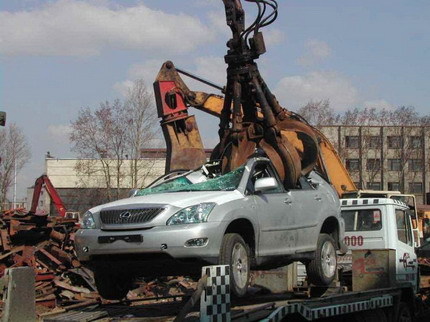 Lexus RX destrozado por una grúa