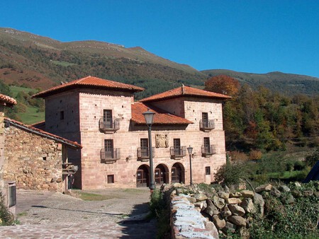 Pueblo Bonito Espana Escapada Otono Cantabria Tradicional Autentico Tranquilo Pasear Casco Antiguo Calma Desconexion