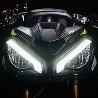 Los faros LED se han vuelto tan potentes que rodar en moto ya no es seguro. Lo dice la ciencia, y la solución es dantesca 