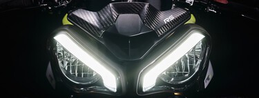 Los faros LED se han vuelto tan potentes que rodar en moto ya no es seguro. Lo dice la ciencia, y la solución es dantesca 