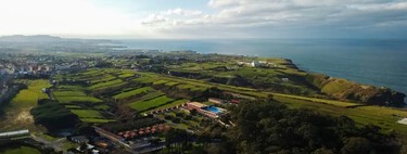 Las fortunas europeas llevan años comprando casas en el sur de España. Ahora el calor extremo está haciendo que se muden al norte