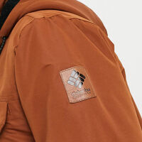 En ASOS tenemos rebajadísima esta parka Columbia para no pasar frío (que además te protege cuando llueve)