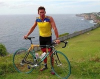 Troy Bayliss se cae de la bici