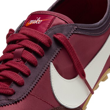 Nike tiene las zapatillas finas color vino tinto definitivas para el otoño: son las favoritas de Jacob Elordi y prometen ser el mejor accesorio de tus estilismos 